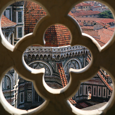 Visión de ciudad italiana desde una ventan