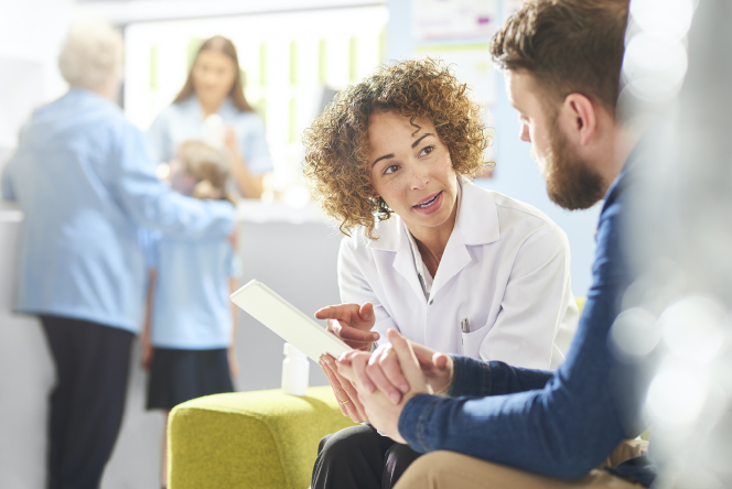 Médica hablando con paciente