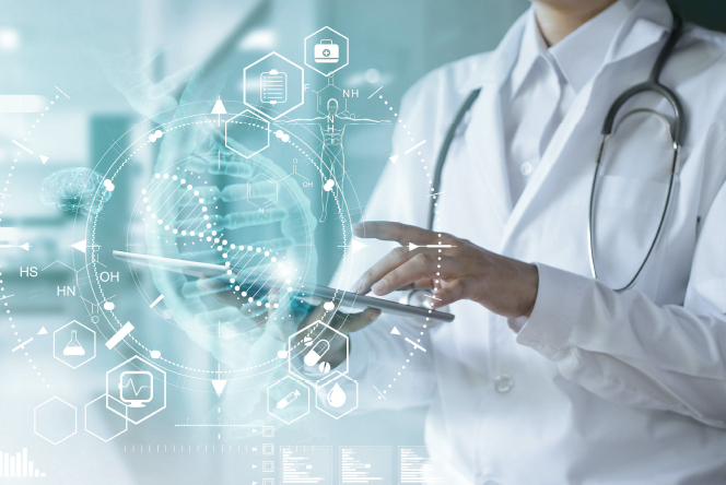 Médica sujetando una tablet e iconos de tecnología futurística