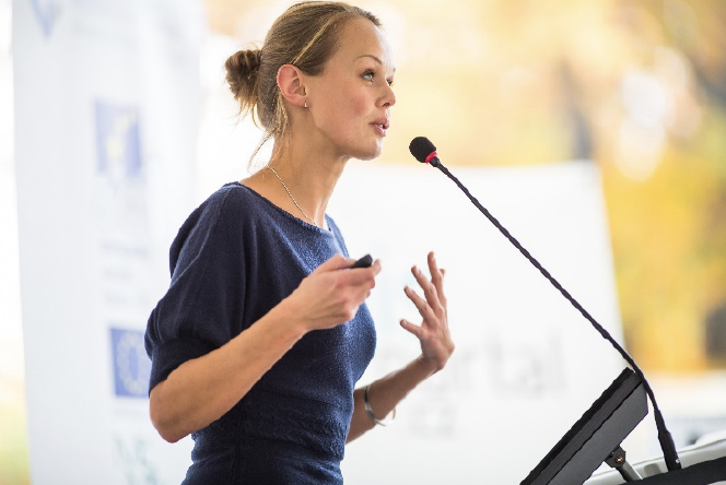 Oradora dando un discurso en público