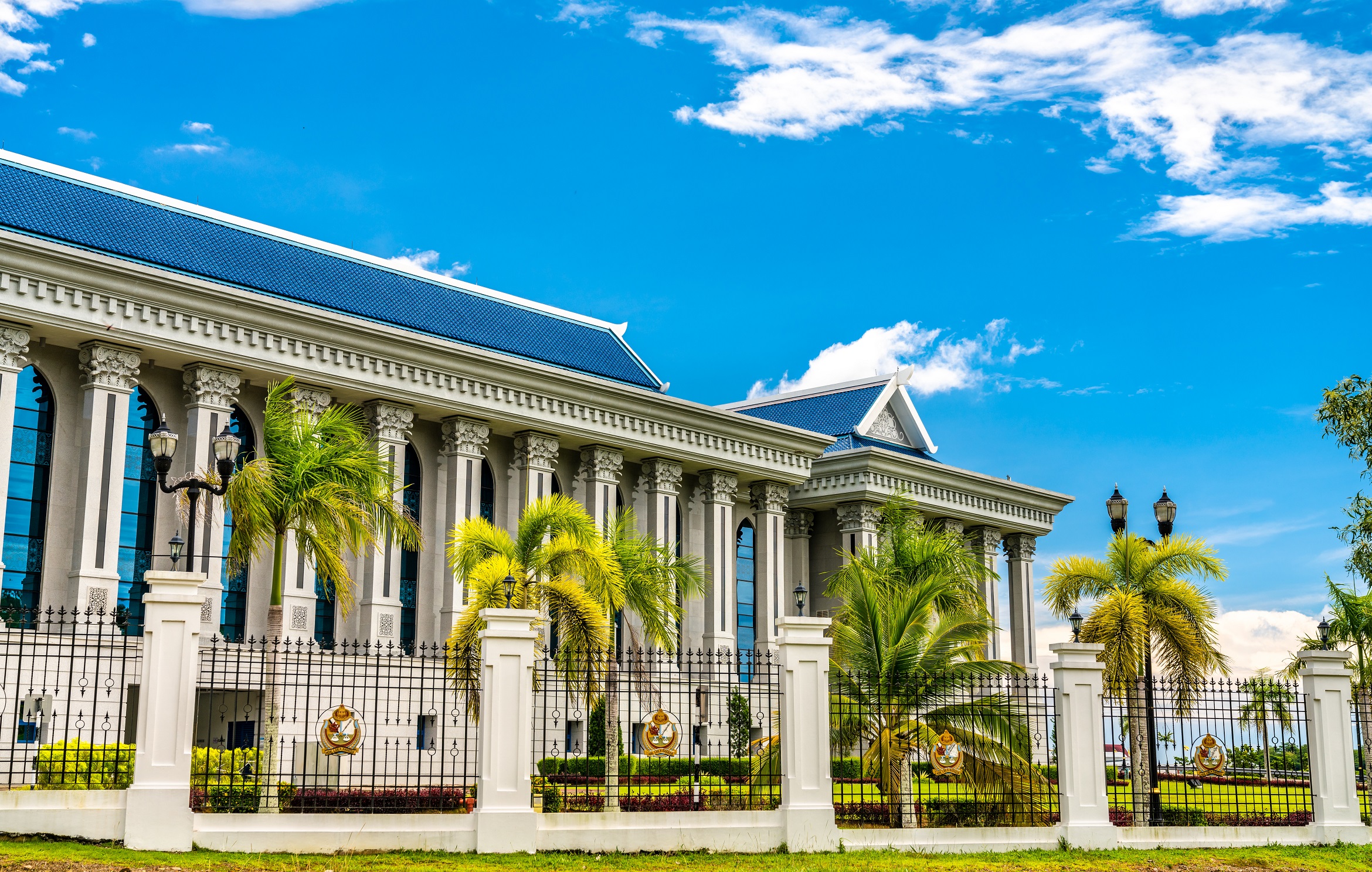 Foto de edificio lujoso en una zona de playa