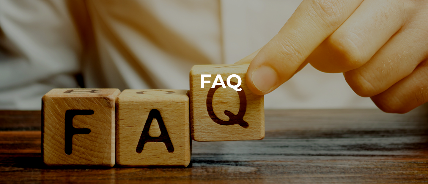 Persona dejando cuadrados de madera con título "FAQ"