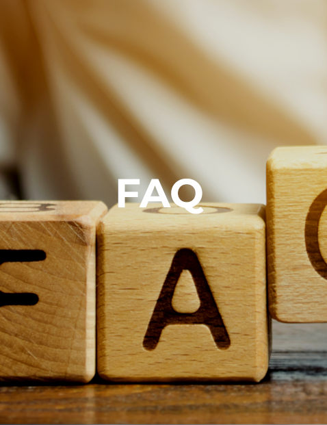 Persona dejando cuadrados de madera con título "FAQ"