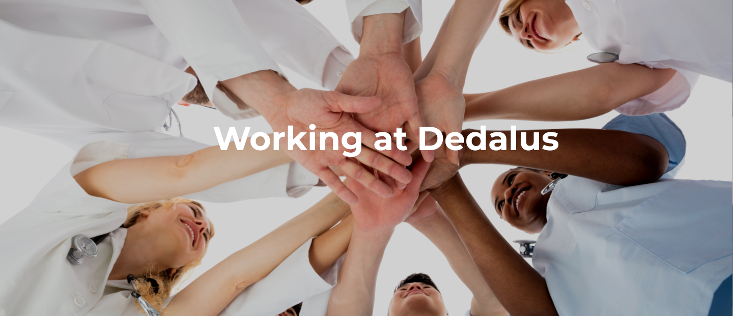 Fondo de equipo de trabajo juntando las manos con título "Working at Dedalus"